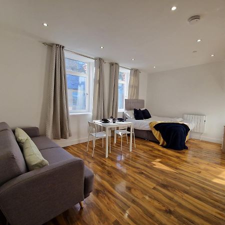 Flat 5. Modern Studio Apartment, Tynte Hotel, Mountain Ash Quakers Yard Extérieur photo
