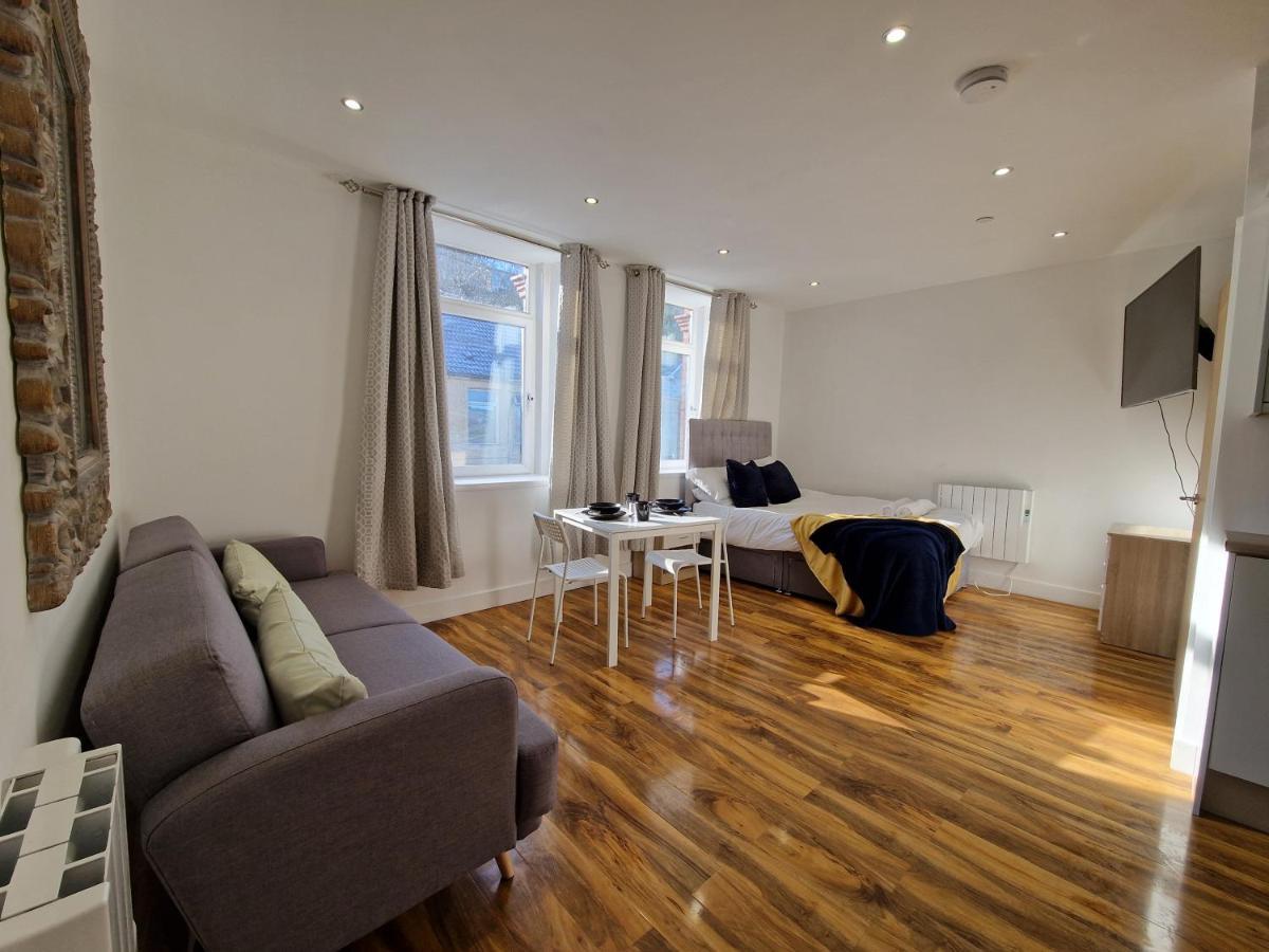 Flat 5. Modern Studio Apartment, Tynte Hotel, Mountain Ash Quakers Yard Extérieur photo