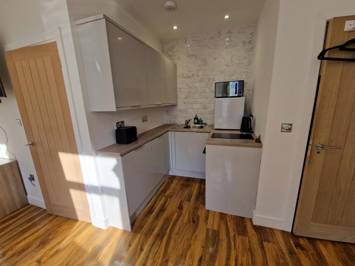 Flat 5. Modern Studio Apartment, Tynte Hotel, Mountain Ash Quakers Yard Extérieur photo
